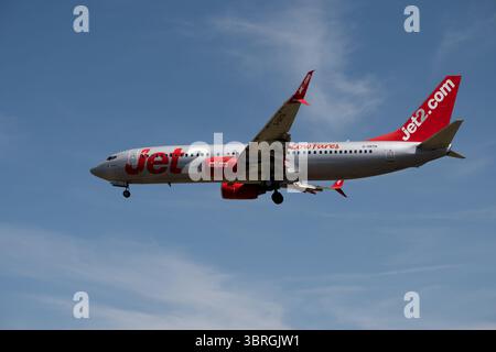 Jet2 Boeing 737-86N atterraggio all'aeroporto di Birmingham, Regno Unito (G-DRTR) Foto Stock