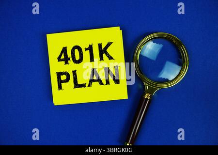 401K testo del piano su una nota adesiva con lente di ingrandimento su sfondo blu scuro Foto Stock