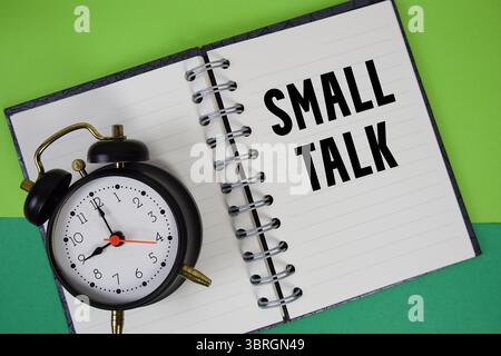 Piccolo testo scritto su carta per notebook con sveglia Foto Stock