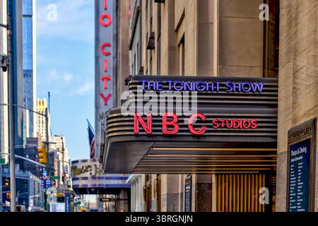 New York, New York - 21 febbraio 2022: Cartello per il Tonight Show e gli NBC Studios al 30 Rockerfeller Centre di York City Foto Stock