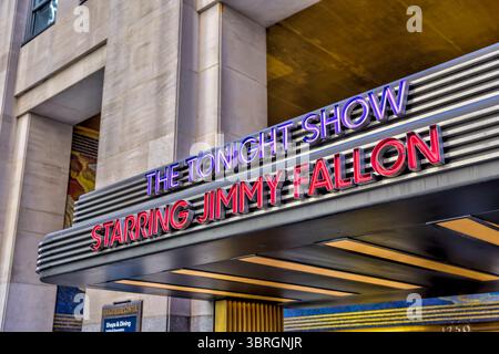 New York, New York - 21 febbraio 2022: Cartello per il Tonight Show e gli NBC Studios al 30 Rockerfeller Centre di York City Foto Stock