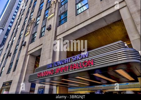 New York, New York - 21 febbraio 2022: Cartello per il Tonight Show e gli NBC Studios al 30 Rockerfeller Centre di York City Foto Stock