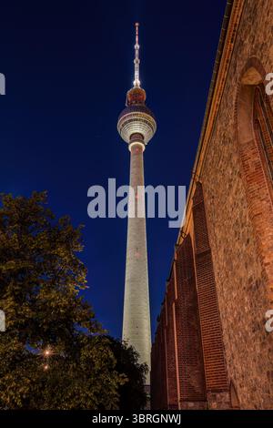 L'iconica torre della televisione di Berlino di notte Foto Stock
