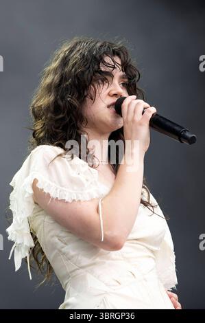 Abigail Morris von The Last Dinner Party dal vivo beim Lollapalooza Berlin 2025 presentato da Telekom im Olympiapark und Olympiastadion. Berlino, 12.07.2025 *** Abigail Morris dell'ultima cena Party dal vivo al Lollapalooza Berlin 2025 presentato da Telekom all'Olympiapark e all'Olympiastadion Berlin, 12 07 2025 foto:XJ.xKnowlesx/xFuturexImagex lollapalooza 5706 Foto Stock