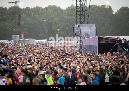 Festivalbesucher beim Lollapalooza Berlin 2025 presentato da Telekom im Olympiapark und Olympiastadion. Berlino, 12.07.2025 *** visitatori del Festival a Lollapalooza Berlin 2025 presentato da Telekom all'Olympiapark e Olympiastadion di Berlino, 12 07 2025 foto:XJ.xKnowlesx/xFuturexImagex lollapalooza 5721 Foto Stock
