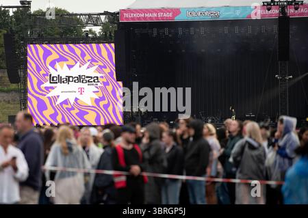 Festivalbesucher beim Lollapalooza Berlin 2025 presentato da Telekom im Olympiapark und Olympiastadion. Berlino, 12.07.2025 *** visitatori del Festival a Lollapalooza Berlin 2025 presentato da Telekom all'Olympiapark e Olympiastadion di Berlino, 12 07 2025 foto:XJ.xKnowlesx/xFuturexImagex lollapalooza 5730 Foto Stock