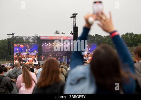 Festivalbesucher beim Lollapalooza Berlin 2025 presentato da Telekom im Olympiapark und Olympiastadion. Berlino, 12.07.2025 *** visitatori del Festival a Lollapalooza Berlin 2025 presentato da Telekom all'Olympiapark e Olympiastadion di Berlino, 12 07 2025 foto:XJ.xKnowlesx/xFuturexImagex lollapalooza 5732 Foto Stock
