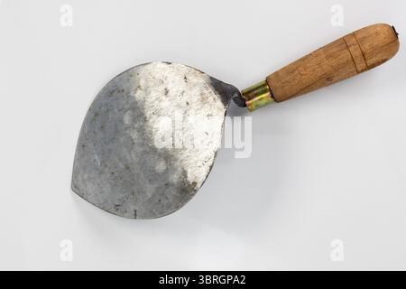 Frattone in acciaio per muratura con manico in legno su sfondo bianco isolato Foto Stock