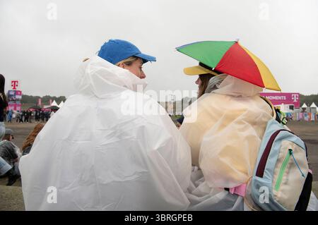 Festivalbesucher beim Lollapalooza Berlin 2025 presentato da Telekom im Olympiapark und Olympiastadion. Berlino, 12.07.2025 *** visitatori del Festival a Lollapalooza Berlin 2025 presentato da Telekom all'Olympiapark e Olympiastadion di Berlino, 12 07 2025 foto:XJ.xKnowlesx/xFuturexImagex lollapalooza 5778 Foto Stock