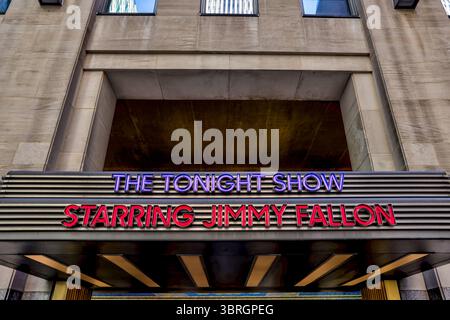 New York, New York - 21 febbraio 2022: Cartello per il Tonight Show e gli NBC Studios al 30 Rockerfeller Centre di York City Foto Stock