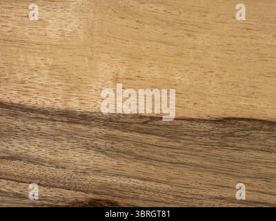 Primo piano di una superficie in legno di limba nero, uno sfondo elegante e moderno che trasuda eleganza naturale. Foto Stock