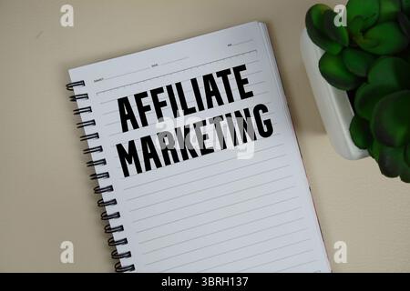 Testo di marketing affiliato scritto su blocco note Foto Stock