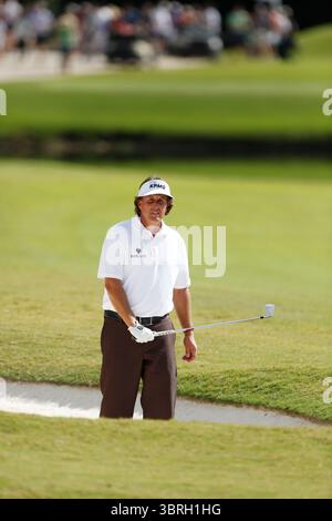 Phil Mickelson colpisce il suo colpo fuori dalla trappola bunker Fedex Playoffs durante l'ultimo round del TOUR Championship 2013, a cura di Coca Cola, East Lakes GC, Atlanta, Georgia, USA Picture Credit: Mark Newcombe / visionsingolf.com il TOUR Championship 2013 della Coca-Cola si è svolto dal 19 al 22 settembre 2013 all'East Lake Golf Club di Atlanta, Georgia. Questo evento segnò l'ultimo torneo della stagione PGA TOUR e concluse i FedExCup Playoffs Foto Stock