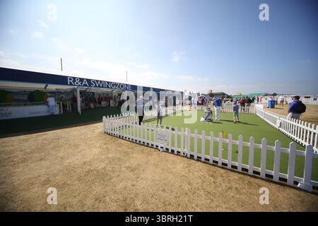 Il villaggio tendato il secondo giorno all'Open Championship 2013, Muirfield, Scotalnd Picture Credit: Mark Newcombe / visionsingolf.com il 2013 Open Championship (142a edizione) si è tenuto dal 18 al 21 luglio 2013 al Muirfield Golf Links, a Gullane, in Scozia, un luogo famoso per premiare la precisione e punire gli errori Foto Stock