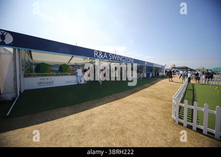 Il villaggio tendato il secondo giorno all'Open Championship 2013, Muirfield, Scotalnd Picture Credit: Mark Newcombe / visionsingolf.com il 2013 Open Championship (142a edizione) si è tenuto dal 18 al 21 luglio 2013 al Muirfield Golf Links, a Gullane, in Scozia, un luogo famoso per premiare la precisione e punire gli errori Foto Stock
