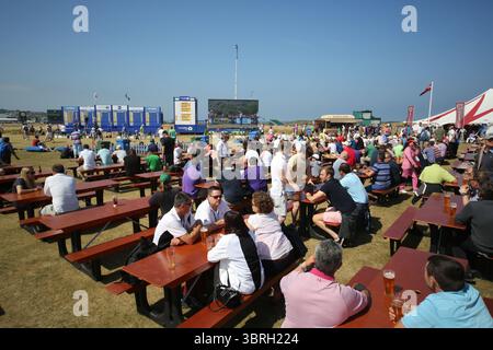 Il villaggio tendato il secondo giorno all'Open Championship 2013, Muirfield, Scotalnd Picture Credit: Mark Newcombe / visionsingolf.com il 2013 Open Championship (142a edizione) si è tenuto dal 18 al 21 luglio 2013 al Muirfield Golf Links, a Gullane, in Scozia, un luogo famoso per premiare la precisione e punire gli errori Foto Stock