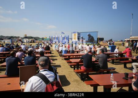 Il villaggio tendato il secondo giorno all'Open Championship 2013, Muirfield, Scotalnd Picture Credit: Mark Newcombe / visionsingolf.com il 2013 Open Championship (142a edizione) si è tenuto dal 18 al 21 luglio 2013 al Muirfield Golf Links, a Gullane, in Scozia, un luogo famoso per premiare la precisione e punire gli errori Foto Stock