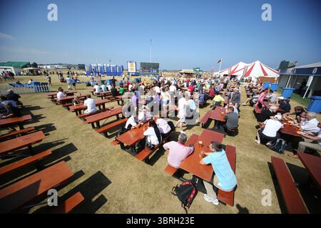 Il villaggio tendato il secondo giorno all'Open Championship 2013, Muirfield, Scotalnd Picture Credit: Mark Newcombe / visionsingolf.com il 2013 Open Championship (142a edizione) si è tenuto dal 18 al 21 luglio 2013 al Muirfield Golf Links, a Gullane, in Scozia, un luogo famoso per premiare la precisione e punire gli errori Foto Stock