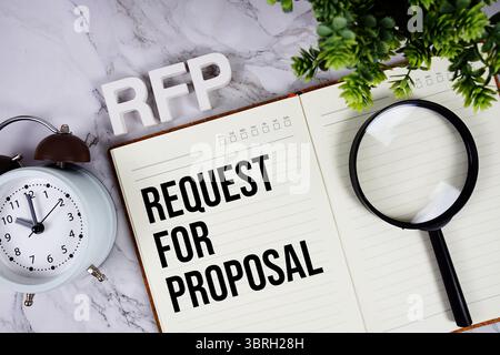RFP - richiesta di acronimo proposta su blocco note, background concetto aziendale Foto Stock