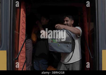 Rifugiati afghani e richiedenti asilo espulsi dall'Iran dopo la guerra Iran/Israele Foto Stock