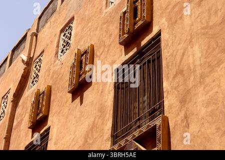 Una passeggiata per le strade della vecchia Medina di Marrakech, Marocco Foto Stock