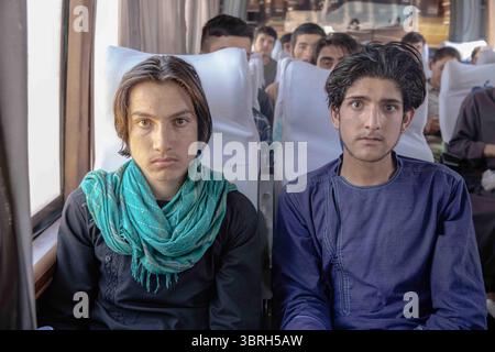 Rifugiati afghani e richiedenti asilo espulsi dall'Iran dopo la guerra Iran/Israele Foto Stock