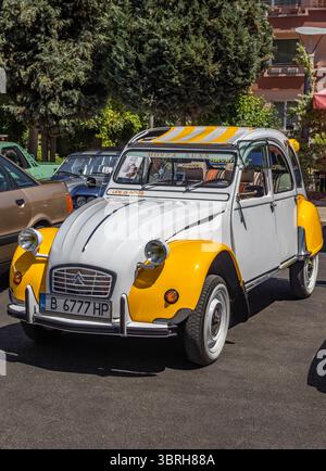 Pomorie, Burgas, Bulgaria - 12 luglio 2025: Citroen 2cv6 speciale 1971 sull'evento auto d'epoca a Pomorie, Burgas, Bulgaria Foto Stock