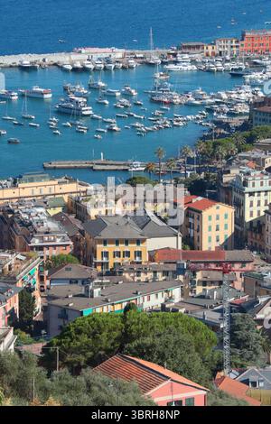 Camogli, Italia - 11 luglio 2025. Yacht, barche nella baia della Liguria. Mare e turismo in Italia. Edifici tradizionali. Sfondo per la progettazione. Foto Stock