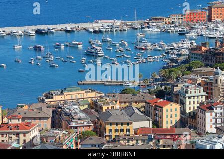 Camogli, Italia - 11 luglio 2025. Yacht, barche nella baia della Liguria. Mare e turismo in Italia. Edifici tradizionali. Sfondo per la progettazione. Foto Stock