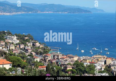 Camogli, Italia - 11 luglio 2025. Yacht, barche nella baia della Liguria. Mare e turismo in Italia. Edifici tradizionali. Sfondo per la progettazione. Foto Stock
