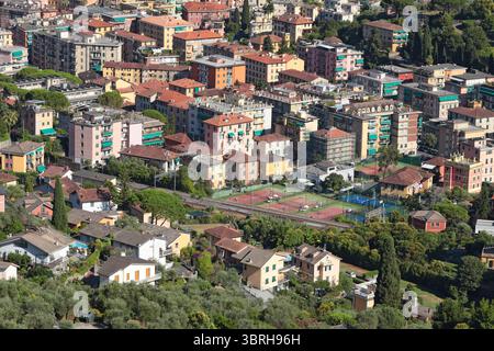 Camogli, Italia - 11 luglio 2025. Città della Liguria. Turismo in Italia. Edifici tradizionali. Sfondo per la progettazione. Foto Stock