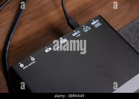 Vista dall'alto di un'interfaccia audio nera con uscita principale, MIDI InOut, USB 3,0, collegamenti di alimentazione da 48 V, per registrazioni audio professionali, mixaggio, Foto Stock