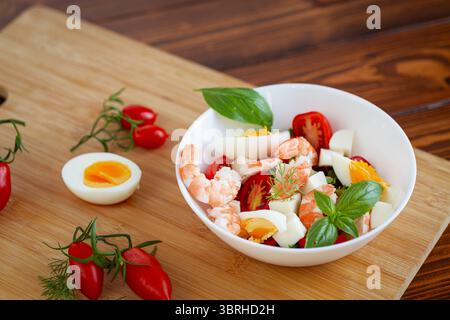 Insalata estiva con pesce e verdure fresche in una ciotola. Foto Stock