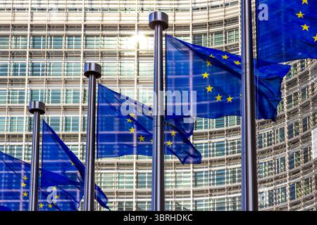 Bandiere dell'UE davanti alla sede della Commissione europea presso l'edificio Berlaymont a Bruxelles, Belgio Foto Stock