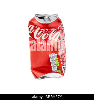 Lattina di bibita Coca Cola schiacciata e schiacciata, vista frontale isolata su sfondo bianco Foto Stock