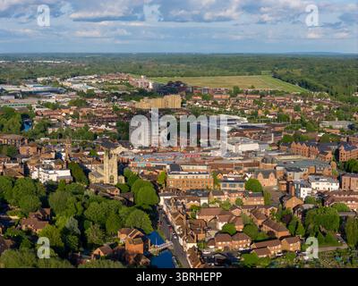 Maggio 2025 splendida vista aerea serale di Newbury, Berkshire, Regno Unito, all'inizio dell'estate 2025, mostrando il canale Kennet e Avon e il centro della città. Foto Stock