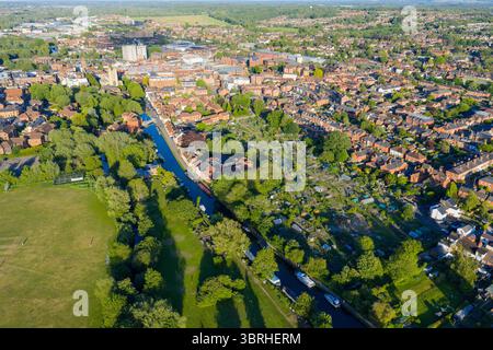 Maggio 2025 splendida vista aerea serale di Newbury, Berkshire, Regno Unito, all'inizio dell'estate, mostrando il canale Kennet e Avon e il centro della città Foto Stock