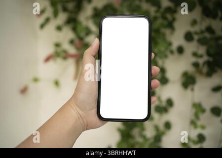 Vista ritagliata delle mani delle donne che tengono il telefono cellulare schermata vuota dello spazio per le copie. smartphone con concetto tecnologico Foto Stock