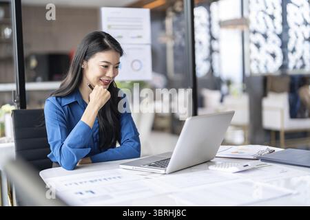 Bella donna d'affari che lavora utilizzando il computer portatile e digitando le mani sulla tastiera. Investitore professionista che lavora per un nuovo progetto di Start-up. piano d'affari Foto Stock