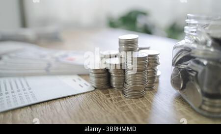 Primo piano delle monete e delle banconote in dollari che consentono di risparmiare denaro sul concetto di banca finanziaria Foto Stock