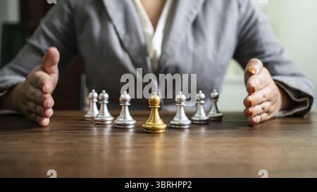 Capo scacchi e squadra. Concetto di risorse umane gestione della carriera con le mani strette pianificazione strategia con figure di scacchi. team di leadership o successo Foto Stock