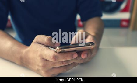 Mani che tengono in mano i dispositivi mobili di lavoro del telefono cellulare. concetto di e-commerce con tecnologia per smartphone Foto Stock