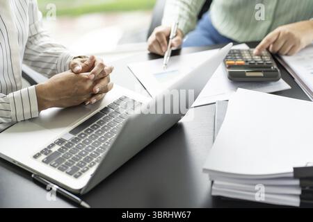 Lavoro di squadra brainstorming progetto Creative idea Business. Gli uomini d'affari si incontrano prendendo appunti mentre discutono per condividere idee Foto Stock