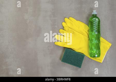 Ottimo concetto di pulizia, vari prodotti utilizzati per la pulizia su sfondo grigio Foto Stock