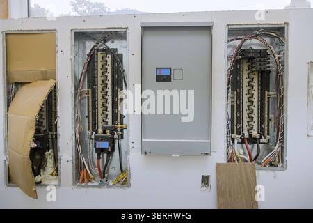 Scatola di tensione elettrica quadro elettrico con fili con interruttori automatici Foto Stock