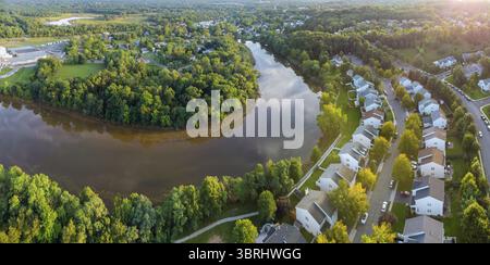 Le nuvole colorate nel cielo di nuvole sopra la città al tramonto, foresta, palude e piccolo fiume catturato Foto Stock