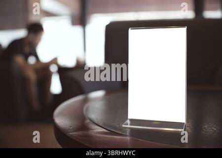 Spazio per la cornice del menu per la promozione di marketing testuale in piedi su un tavolo in legno al Bar Restaurant cafe Foto Stock