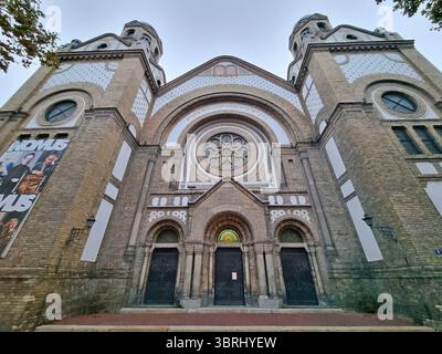 Splendida facciata in stile Art Nouveau di un'ex sinagoga a Novi Sad, Serbia Foto Stock