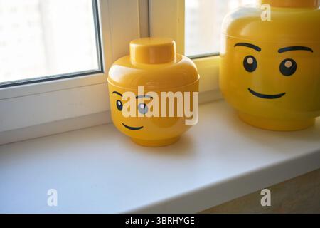 Tyumen, Russia - 8 luglio 2025: Soluzione di conservazione creativa Lego con contenitori colorati a forma di mattoni su davanzale Foto Stock