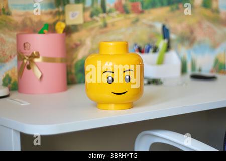 Tyumen, Russia - 8 luglio 2025: Contenitori dai colori vivaci a forma di mattoni da costruzione a forma di Lego poggiano su un davanzale Foto Stock
